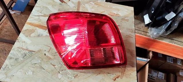 Фонарь задний левый внешний Уценка 20% (скол угла) NISSAN QASHQAI J10 2006-2010