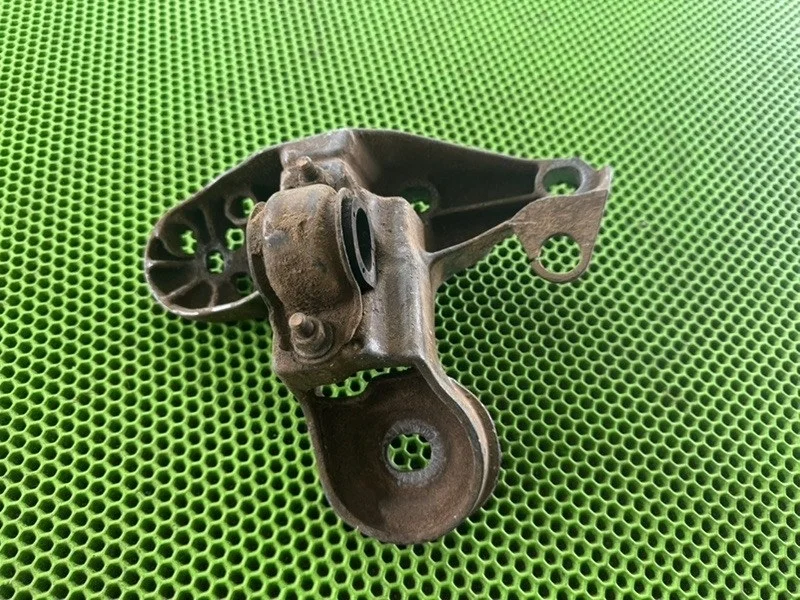 Кронштейн опоры двигателя Audi A6 C5 4B0199351