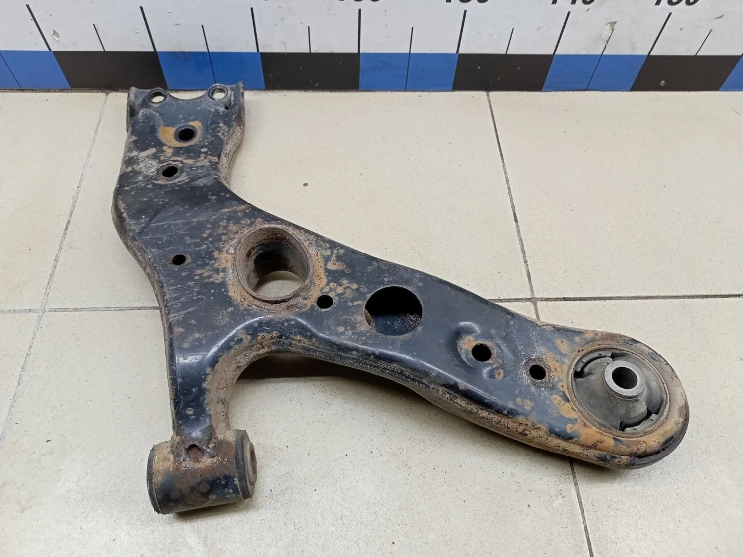 Рычаг передний левый RAV 4 2006-2013