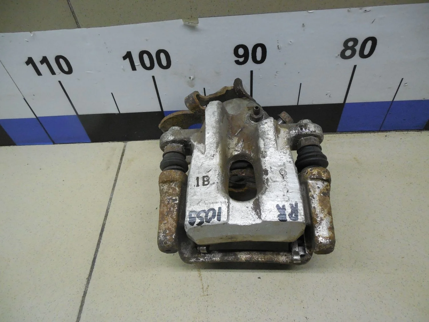 Суппорт задний правый Corolla E15 2006-2013