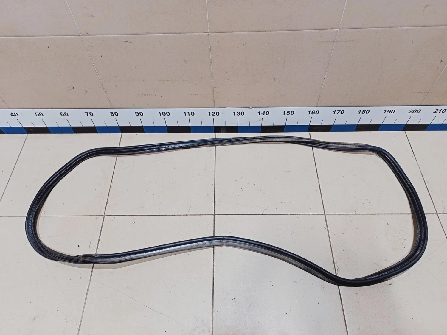 Уплотнитель багажника Avensis II 2003-2008