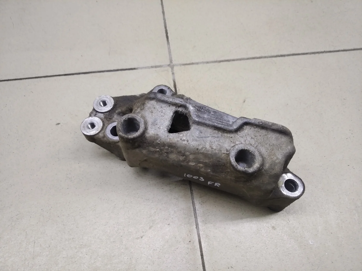 Кронштейн двигателя правый Yeti 2009>