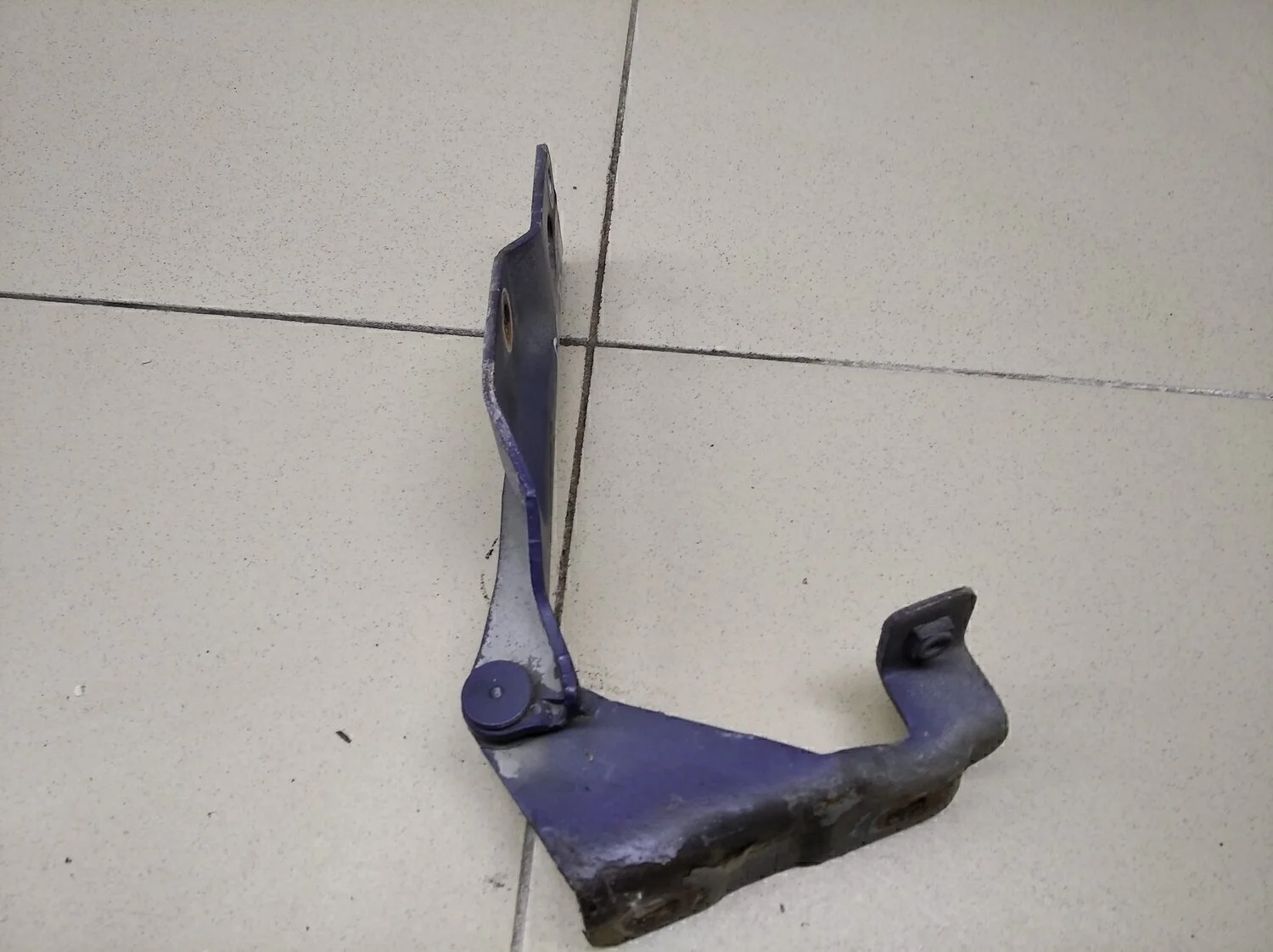 Петля капота левая Almera N16 2000-2006