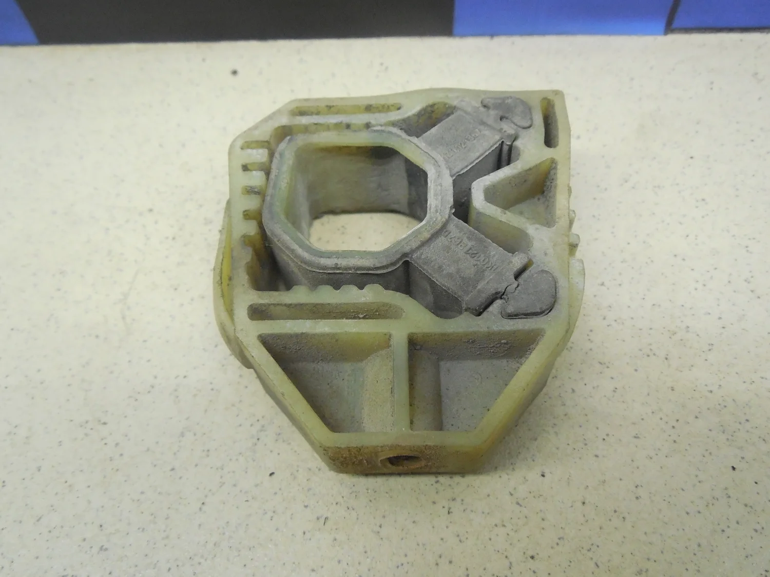 Кронштейн радиатора Tiguan 2007-2011