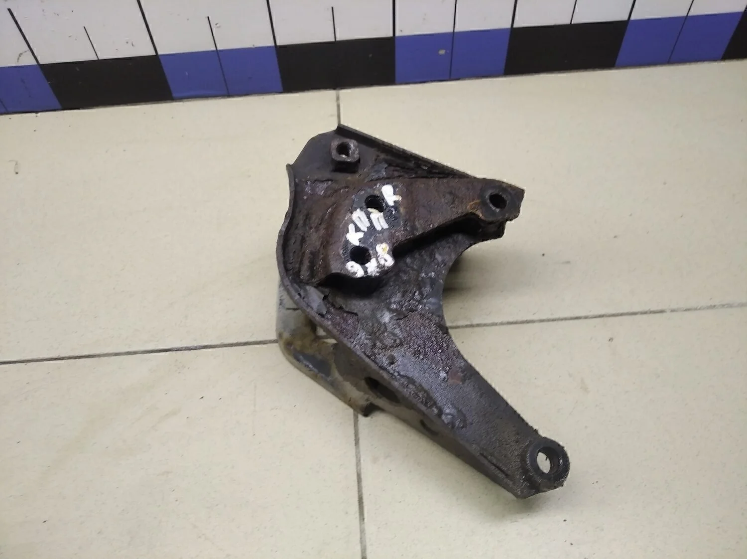 Кронштейн двигателя правый  Almera N16 2000-2006