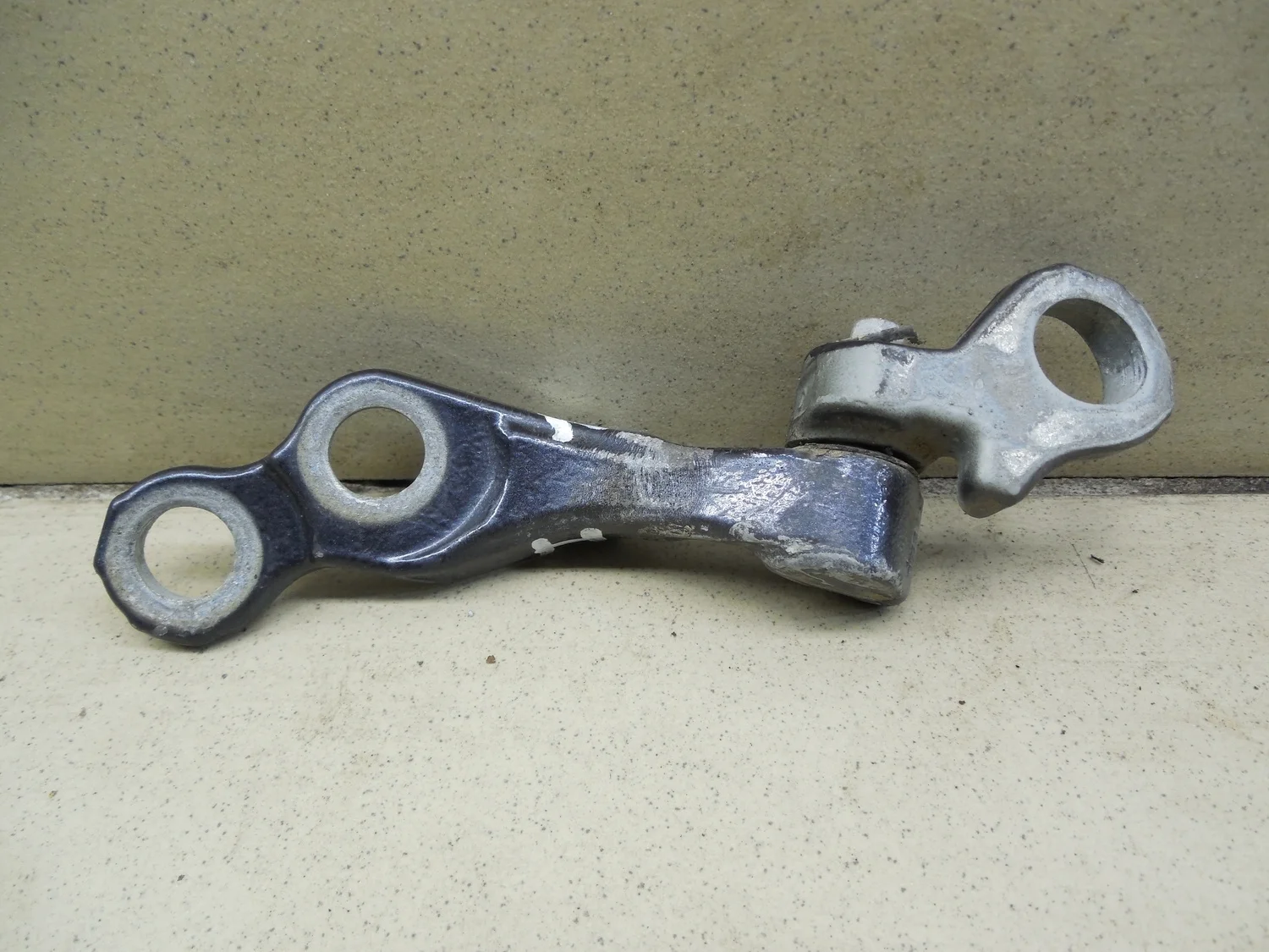 Петля двери задней левой нижняя C-MAX 2003-2011