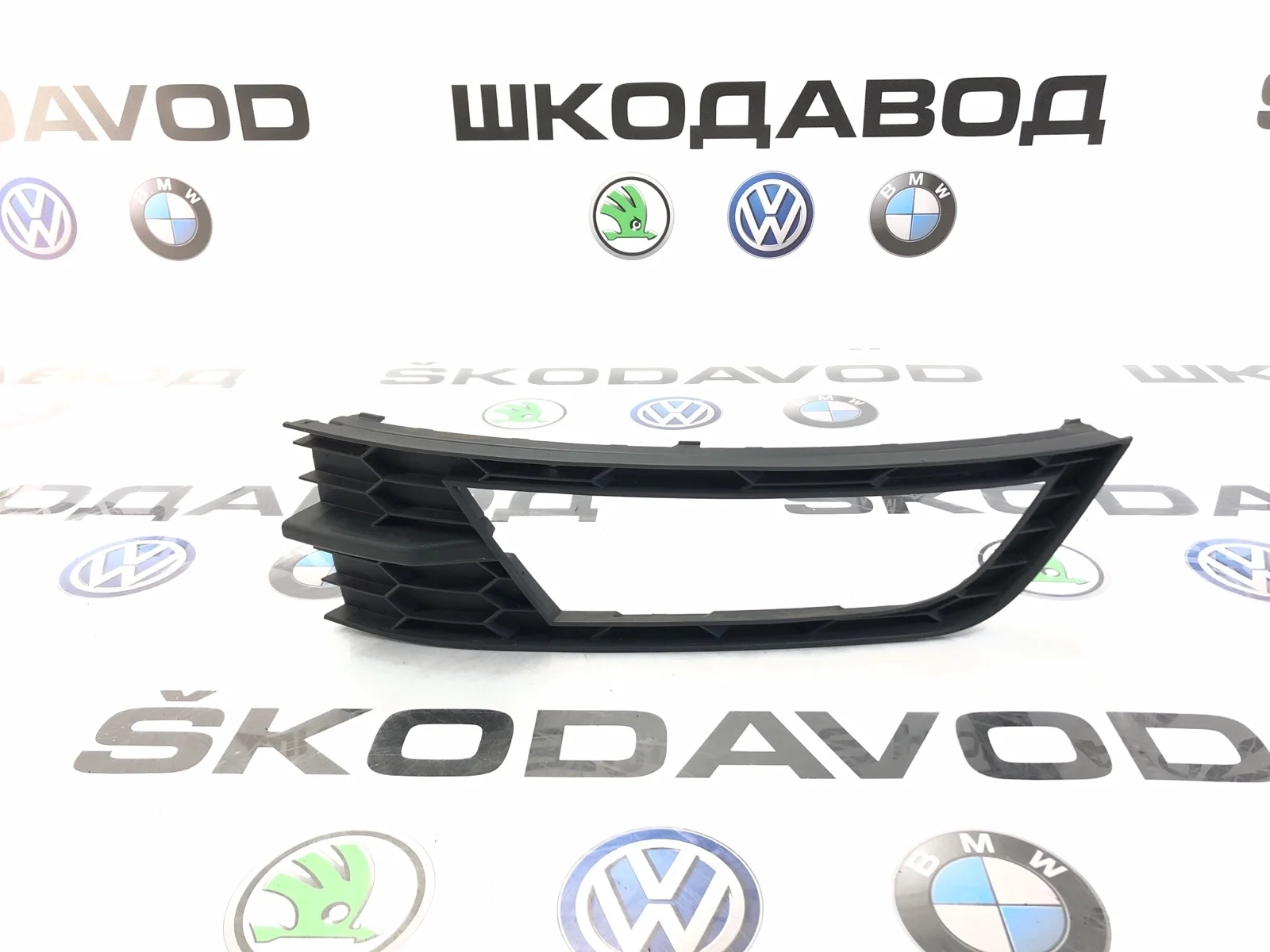 Накладка бампера Skoda Octavia 2015 5E08076819B9 A7 (5E) 2.0 CRMB, передняя левая