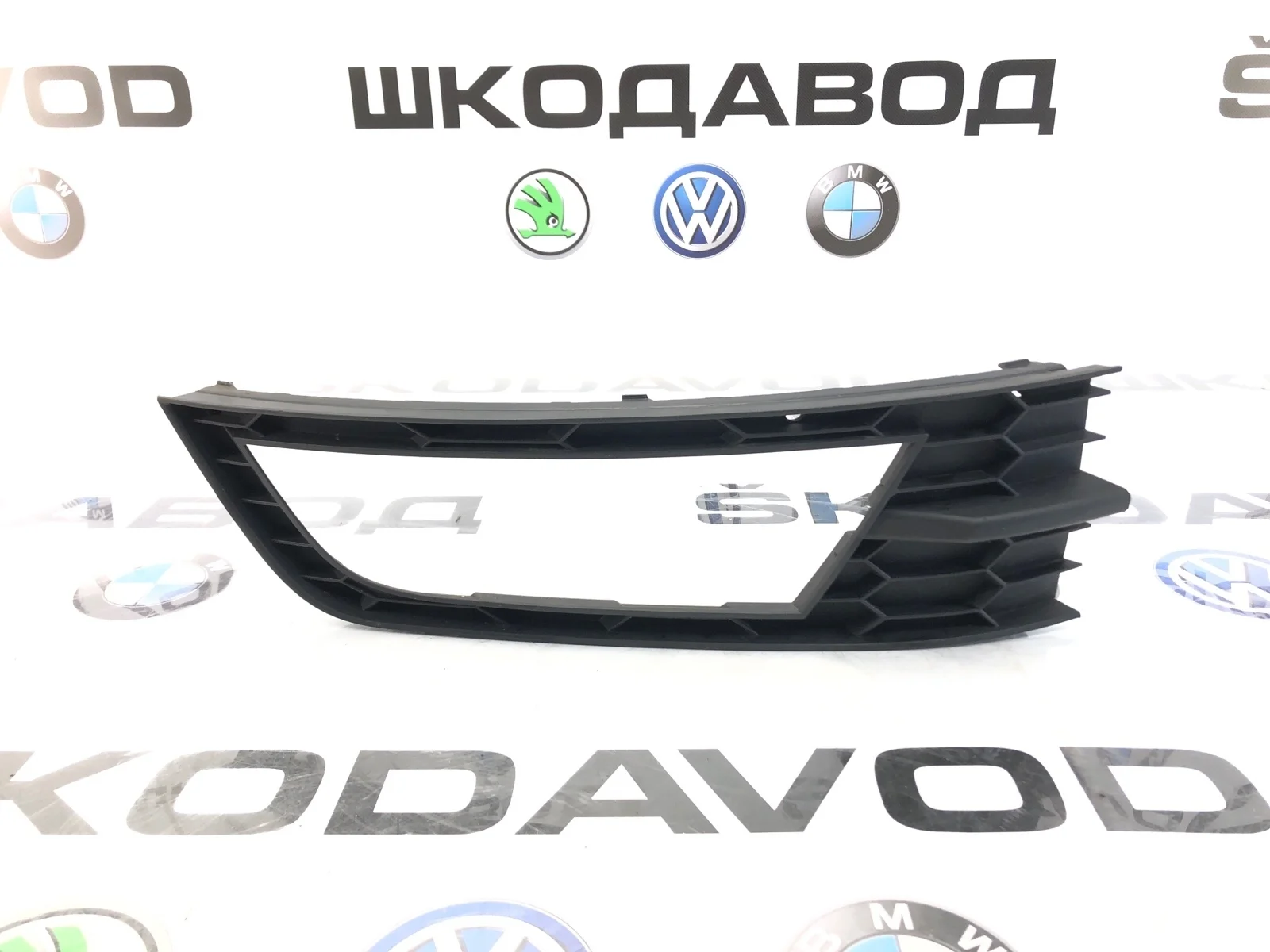 Накладка бампера Skoda Octavia 2015 5E08076829B9 A7 (5E) 2.0 CRMB, передняя правая