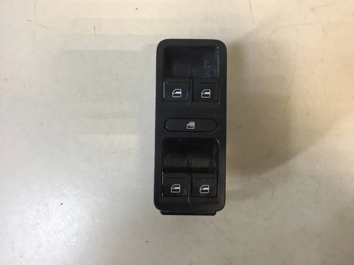 Блок управления стеклоподъемниками Volkswagen Jetta 5K 2011>