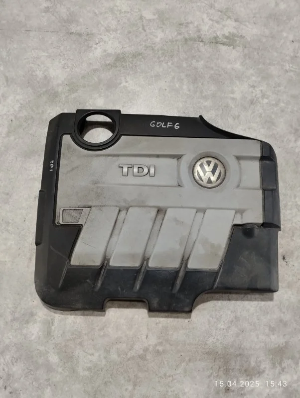 Декоративная крышка двигателя Volkswagen Golf 5K1