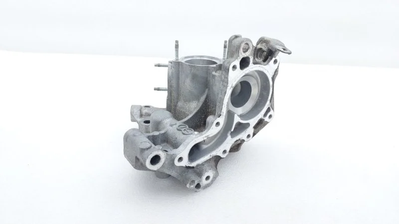 Корпус помпы Toyota Camry 2019 70