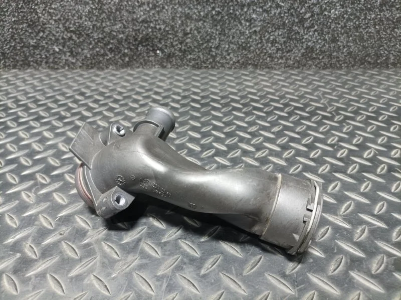 Патрубок системы охлаждения Mercedes-Benz C-Klasse 2014 A2712002056 W204 M271.820