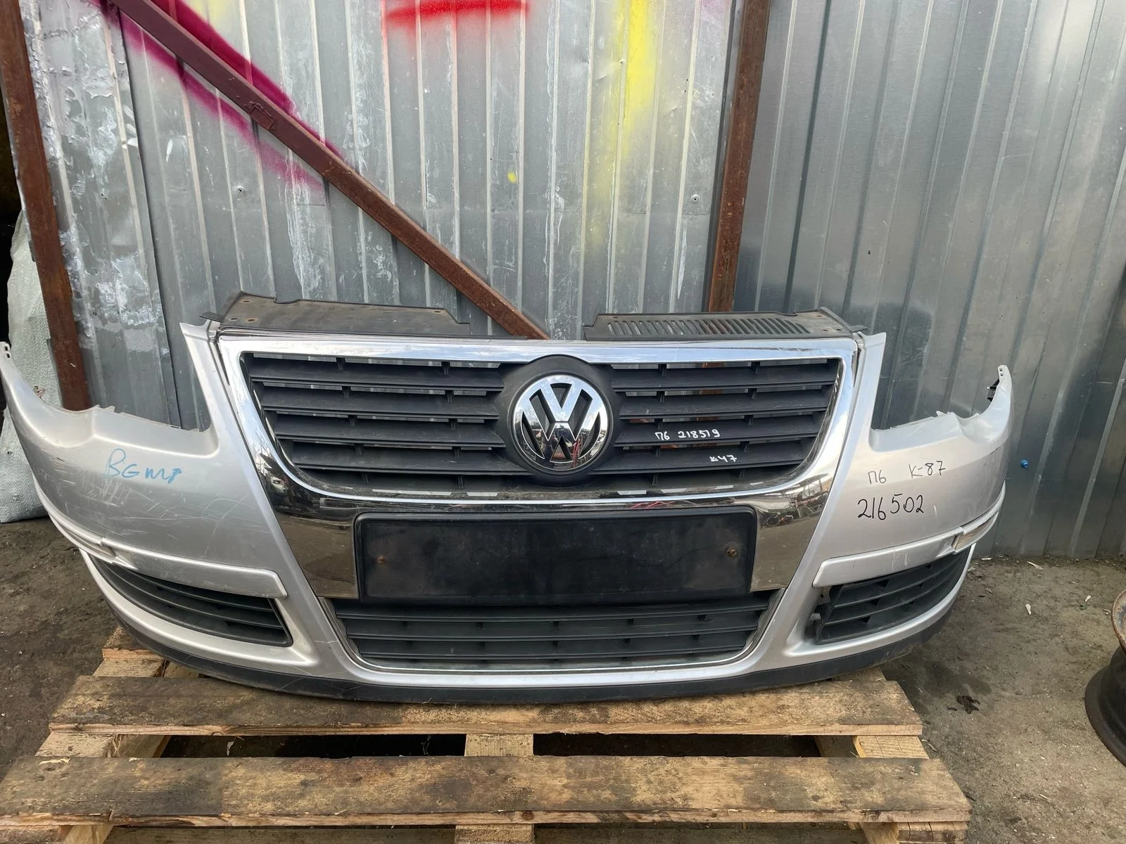 Бампер VOLKSWAGEN PASSAT B6 2005- передний серебро б/у PASSAT B6(2005-2010)