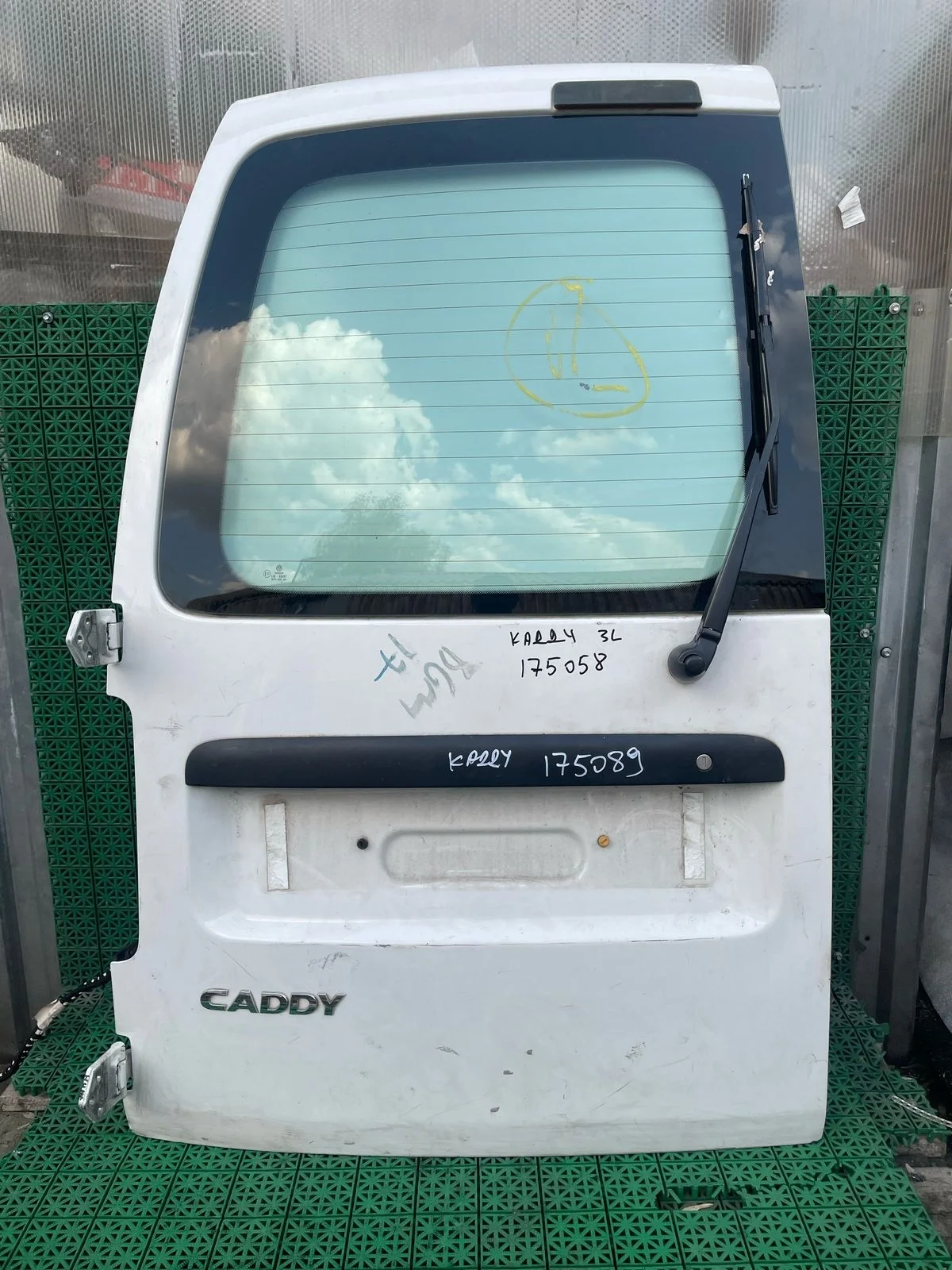 Дверь багажника VOLKSWAGEN CADDY 2004- задняя левая распашная (с вырезом под стекло) белая б/у CADDY(2004-2014)