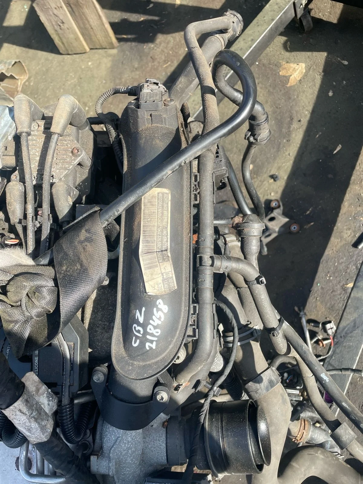 Патрубок охлаждения интеркулера AUDI A3, SKODA OCTAVIA 1Z, VOLKSWAGEN GOLF 5/5+/6, JETTA 5, PASSAT B6, CADDY, TOURAN 1,2 CBZ 2004- пласт б/у A3(2004-2013);OCTAVIA 1Z(2004-2012);GOLF 5(2004-2009);PASSAT B6(2005-2010);PASSAT B7(2011-2015)