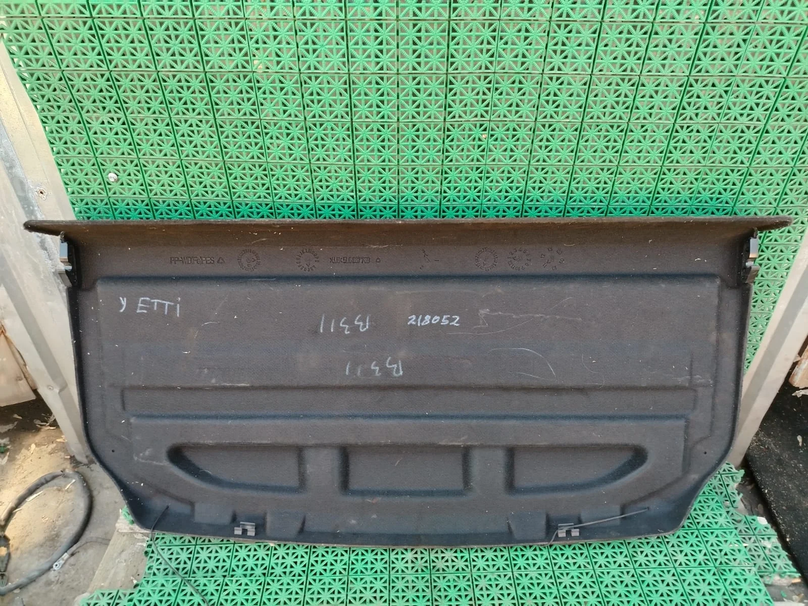 Полка багажного отсека багажника SKODA YETI 2010- б/у YETI(2010-