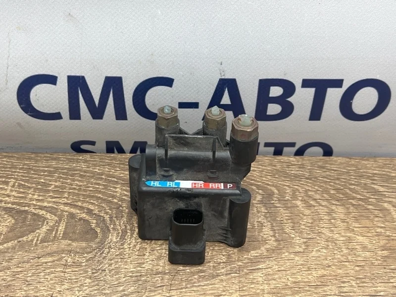 Блок клапанов пневмоподвески Mercedes-Benz R-Class A2513200158 W251 272.967