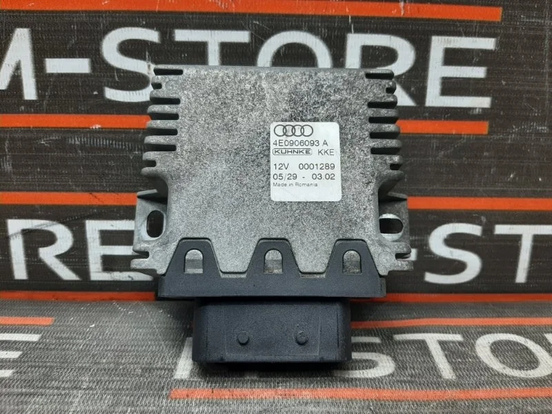Блок управления топливным насосом Audi A8 2005 4E/D3