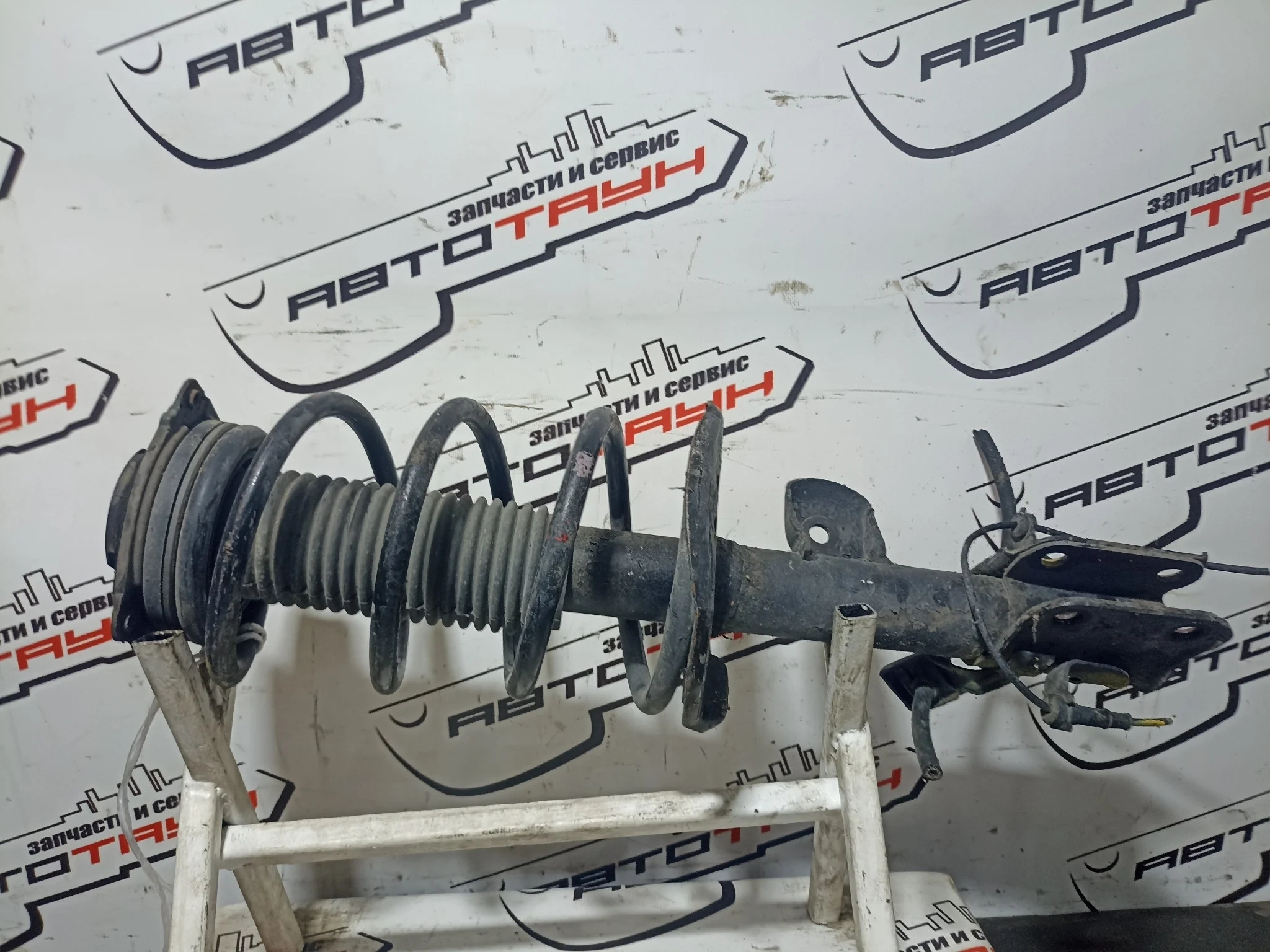 СТОЙКА ХОДОВКИ NISSAN JUKE F15 NF15 YF15 ПЕРЕДНЯЯ ЛЕВАЯ E43031KC2B 2WD 4WD TE030