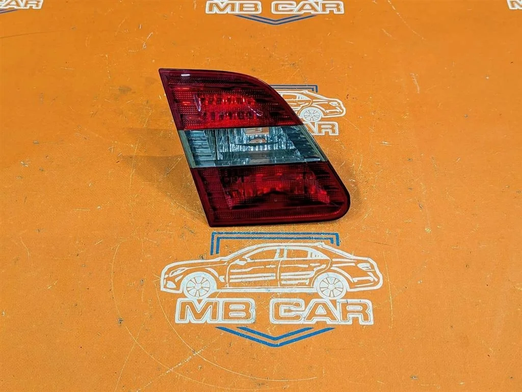 Фонарь крышки багажника Mercedes-Benz