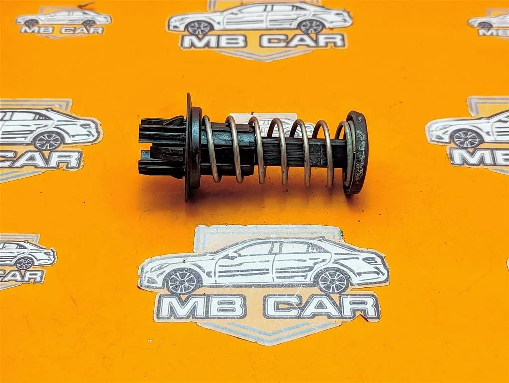 Упор капота Mercedes-Benz