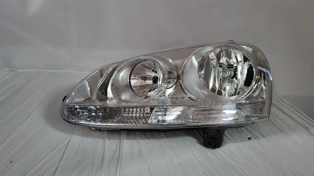 Фара левая Уценка 10% (заводской брак: отверстие в корпусе) VOLKSWAGEN JETTA V 1K2 / 1K5 2005-2011, GOLF V 1K1 / 1K5 2003-2009