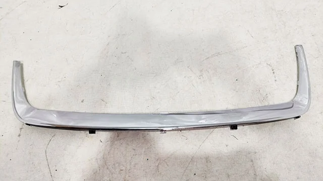 Молдинг решетки радиатора Уценка 30% (Царапины, скол кусочка нет) SUZUKI GRAND VITARA II JT / TE / TD 2005-2008