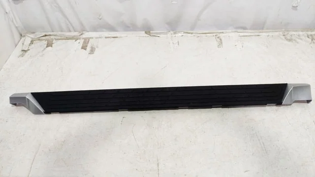 Накладка порога правая Уценка 30% (сломано крепление, трещина) MITSUBISHI PAJERO IV / MONTERO IV V8 / V9 2006-2011