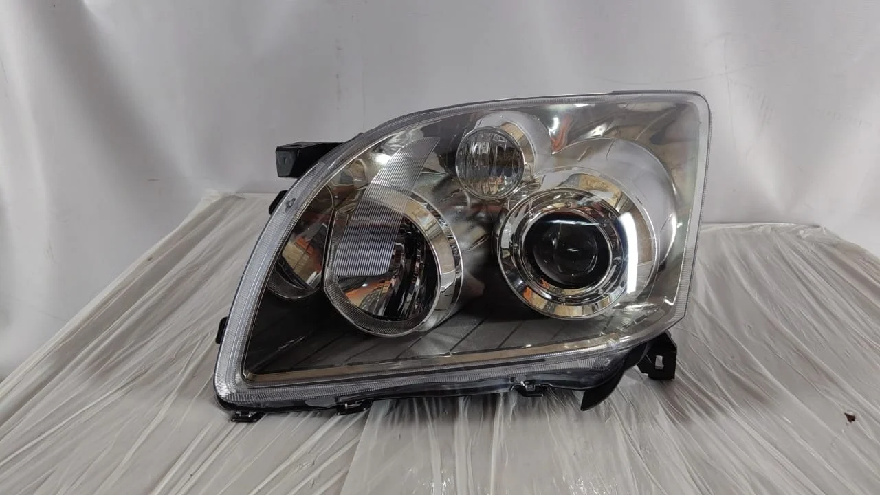 Фара левая Уценка 20% (сломано крепление) TOYOTA AVENSIS T250 2006-2008