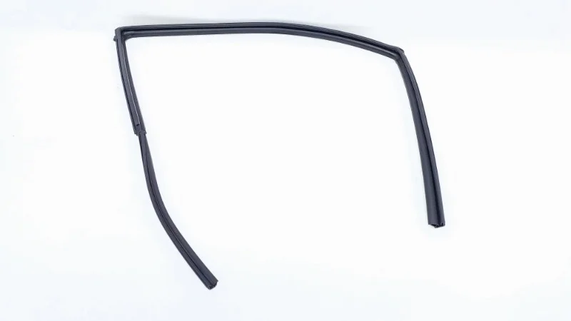 Уплотнитель стекла двери Toyota Fortuner 2019 GUN156