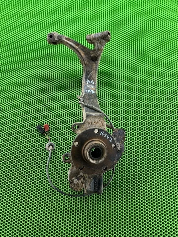Кулак поворотный Audi A6 C5 8D0407258, передний правый