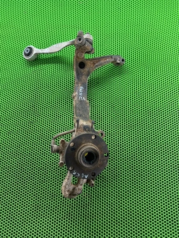 Кулак поворотный Audi A6 C5 8D0407257, передний левый
