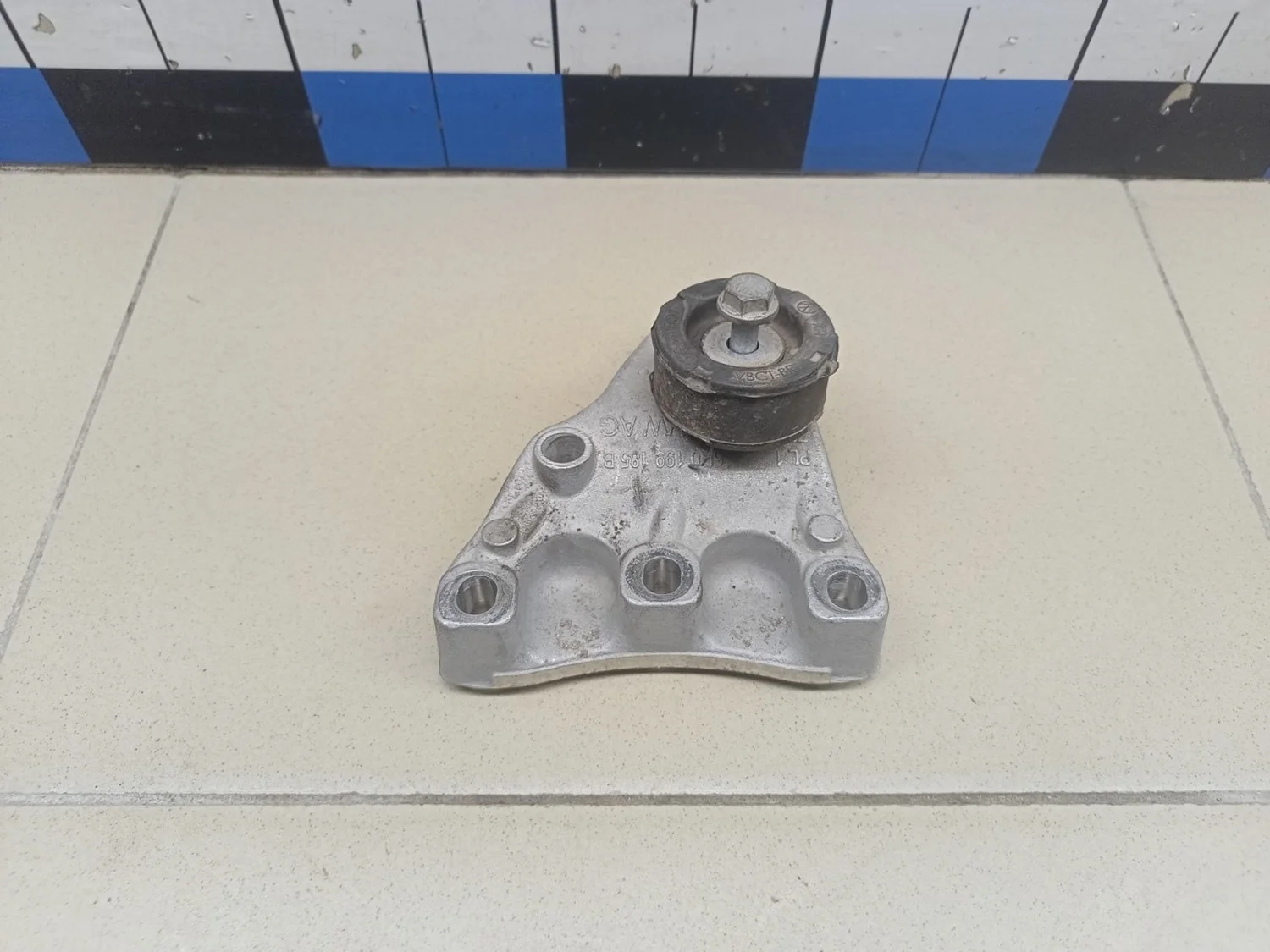 Кронштейн двигателя правый Fabia 2007-2015