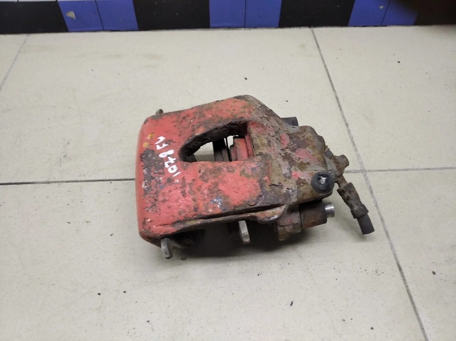 Суппорт передний левый A3 (8L1) 1996-2003