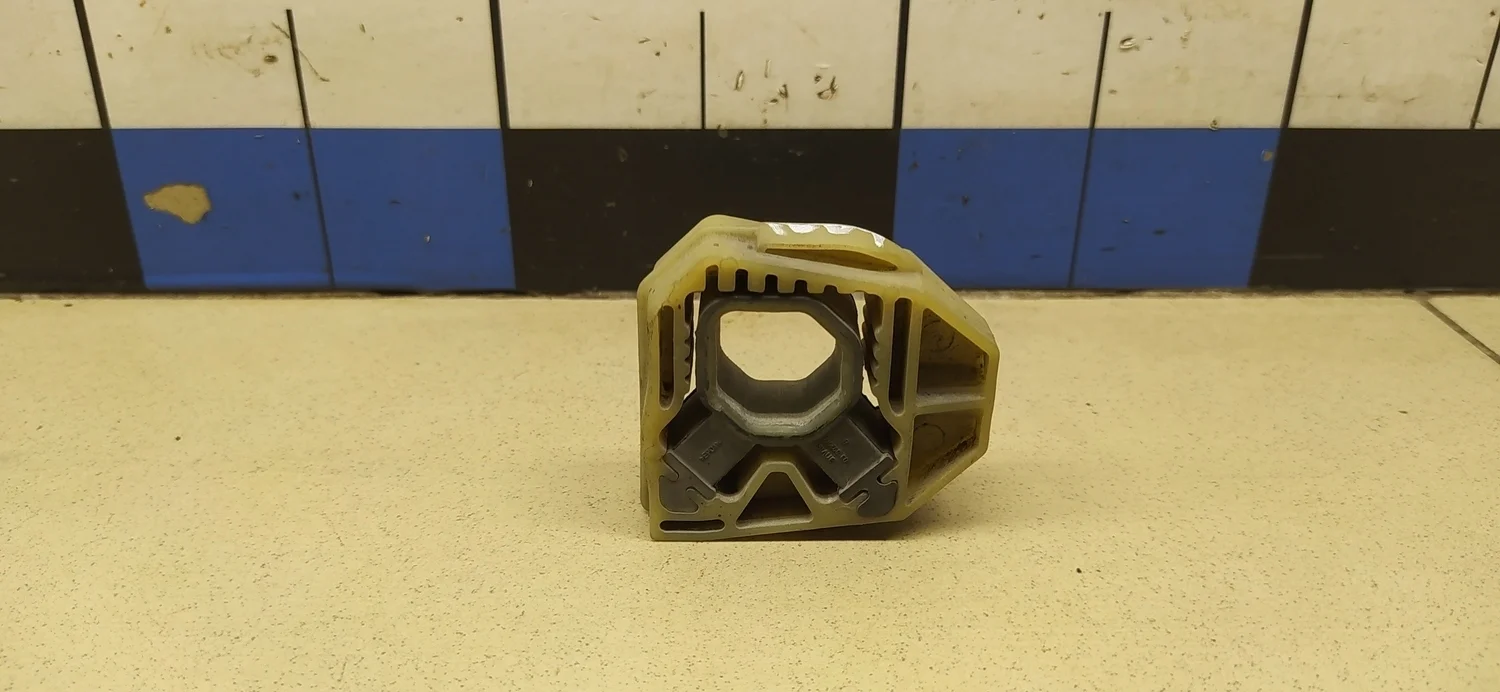 Кронштейн радиатора Fabia 2007-2015