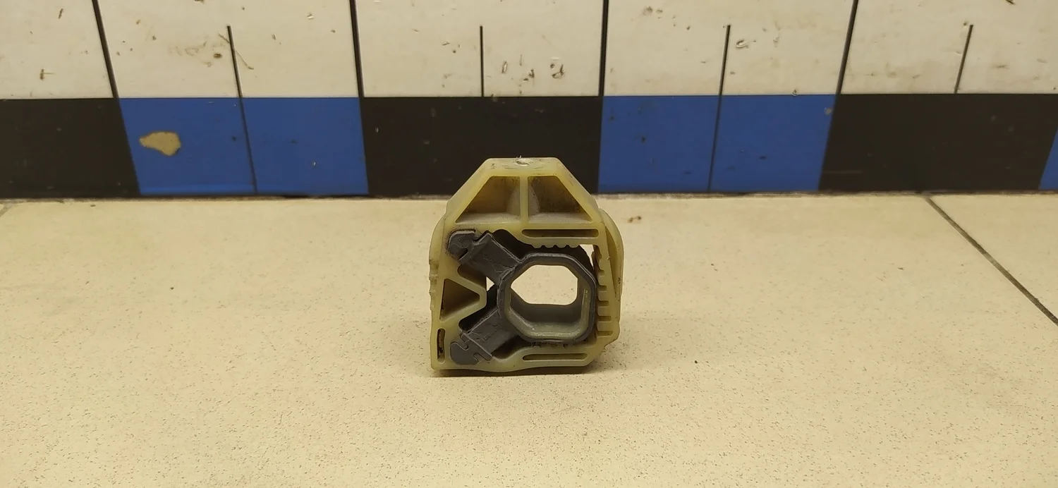 Кронштейн радиатора Fabia 2007-2015