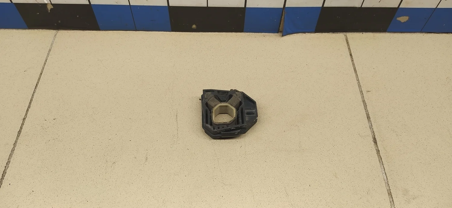 Кронштейн радиатора Passat [B6] 2005-2010