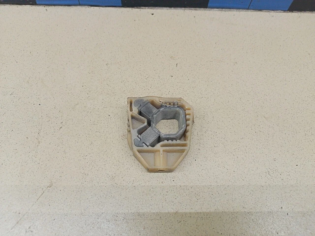 Кронштейн радиатора Fabia 2007-2015