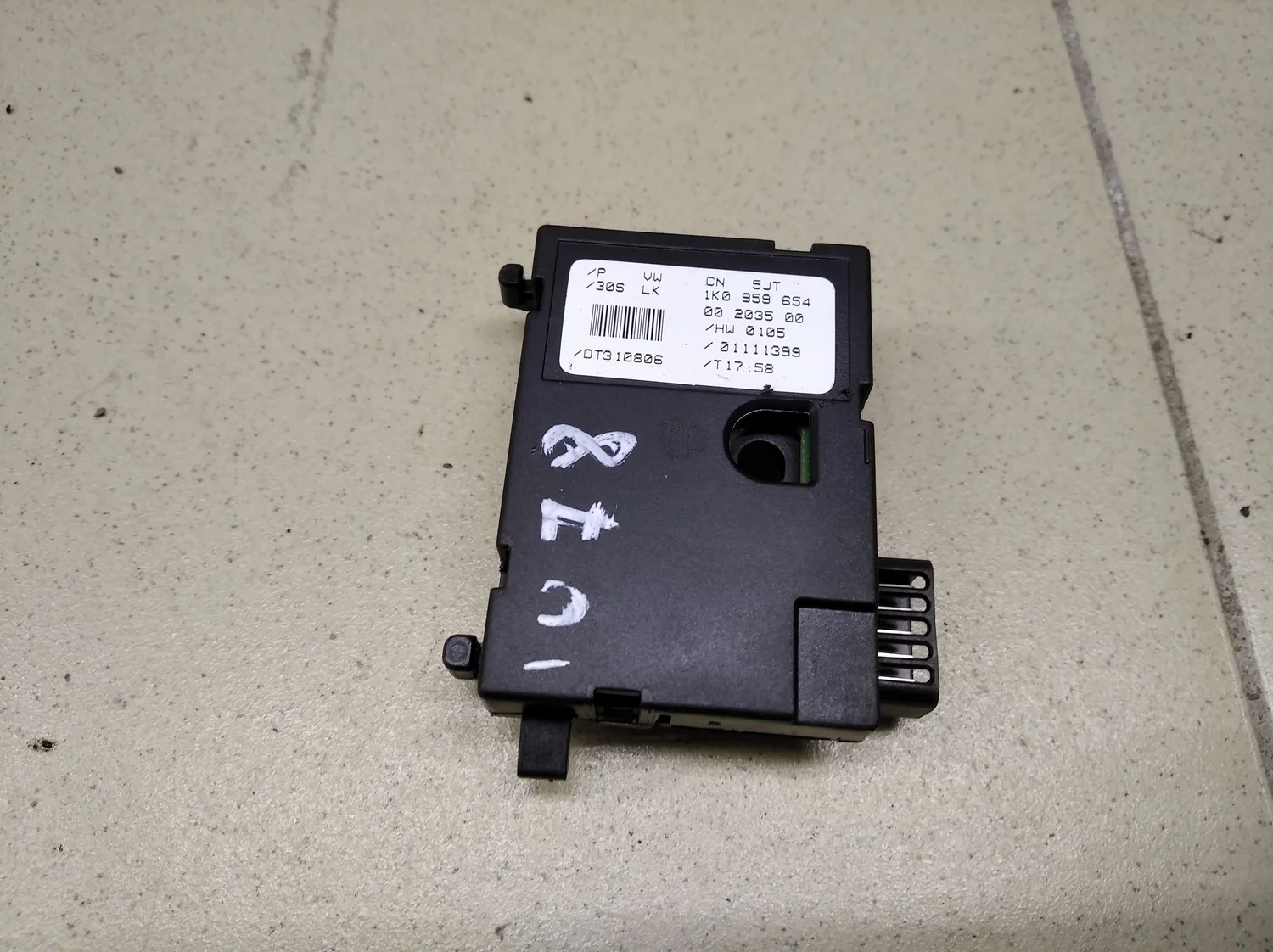 Датчик угла поворота рулевого колеса Tiguan 2007-2011