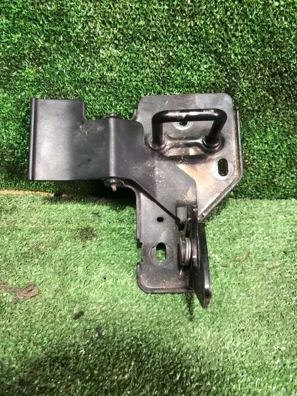 Крюк замка капота Volkswagen Transporter 2003-2015 6Q0823480D T5 CAAD