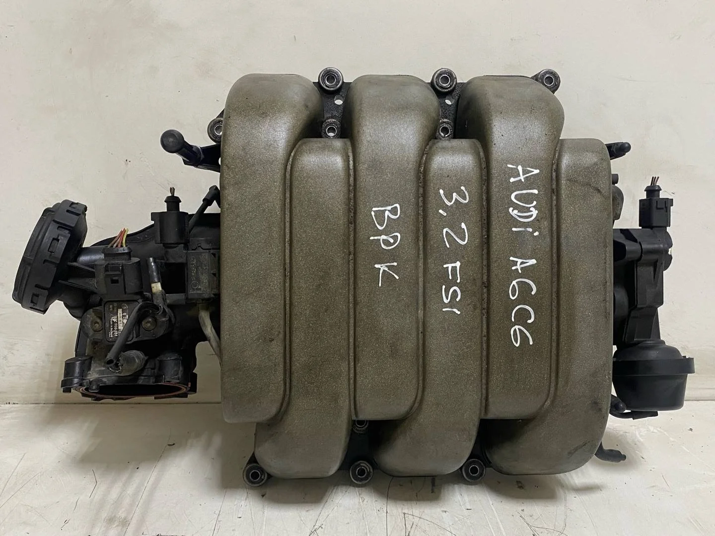 впускной коллектор Audi A6 4F/C6