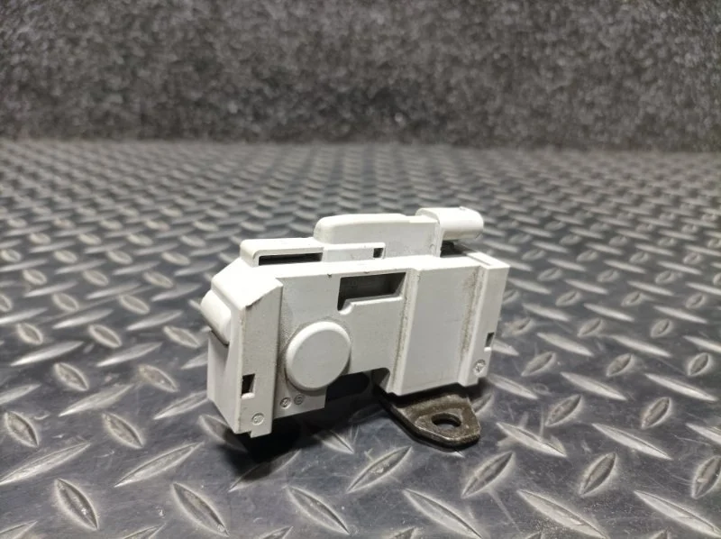 Замок капота Mercedes-Benz C-Klasse 2016 A2048704458 W205 M274.920, правый