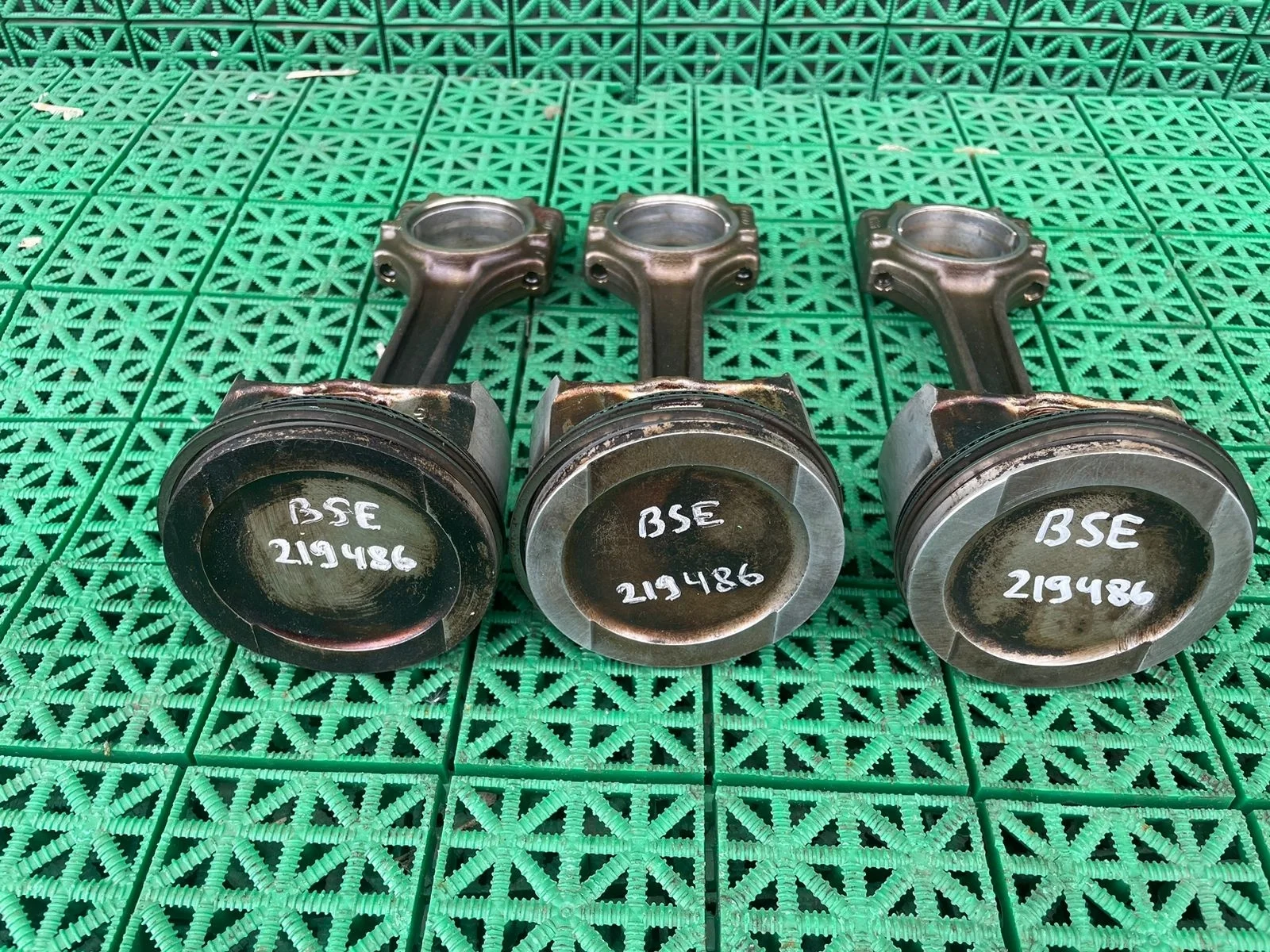 Шатун AUDI A3, SKODA OCTAVIA 1Z, VOLKSWAGEN GOLF 5, PASSAT B6 1,6 BSE 2003- с поршнем б/у A3(2004-2013);A4 8E(2001-2004);OCTAVIA 1Z(2004-2012);GOLF 5(2004-2009);PASSAT B6(2005-2010)