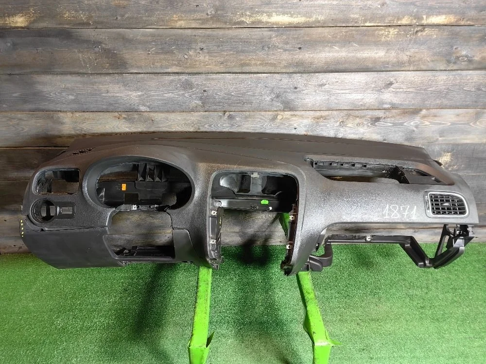Торпедо Volkswagen Polo 5