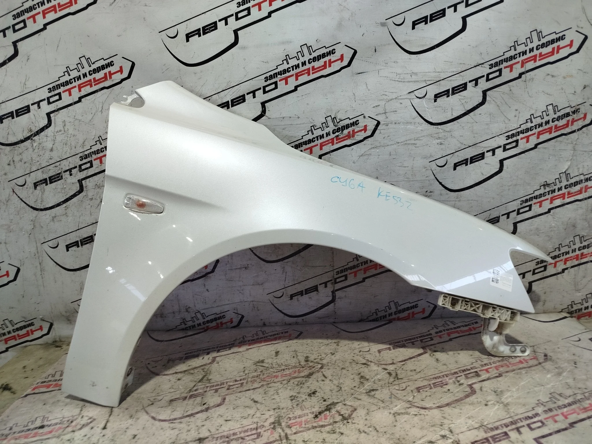 КРЫЛО MITSUBISHI GALANT FORTIS LANCER CX1A CX2A CX3A CX4A CX5A CX6A CX8A CX9A CY1A CY2A CY3A CY4A CY5A CY6A CY8A CY9A 5220C528 ПЕРЕДНЕЕ ПРАВОЕ белый, W16 KE532