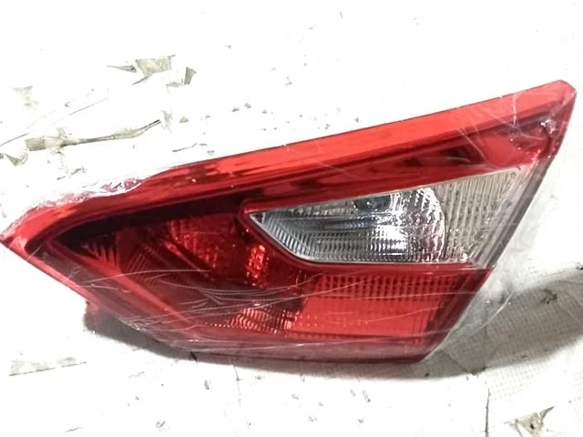 Фонарь задний правый внутренний Уценка 20% (скол угла) FORD FOCUS III 2011-2014