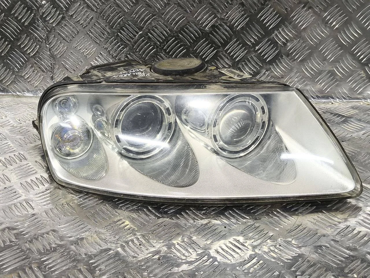 фара правая Volkswagen Touareg