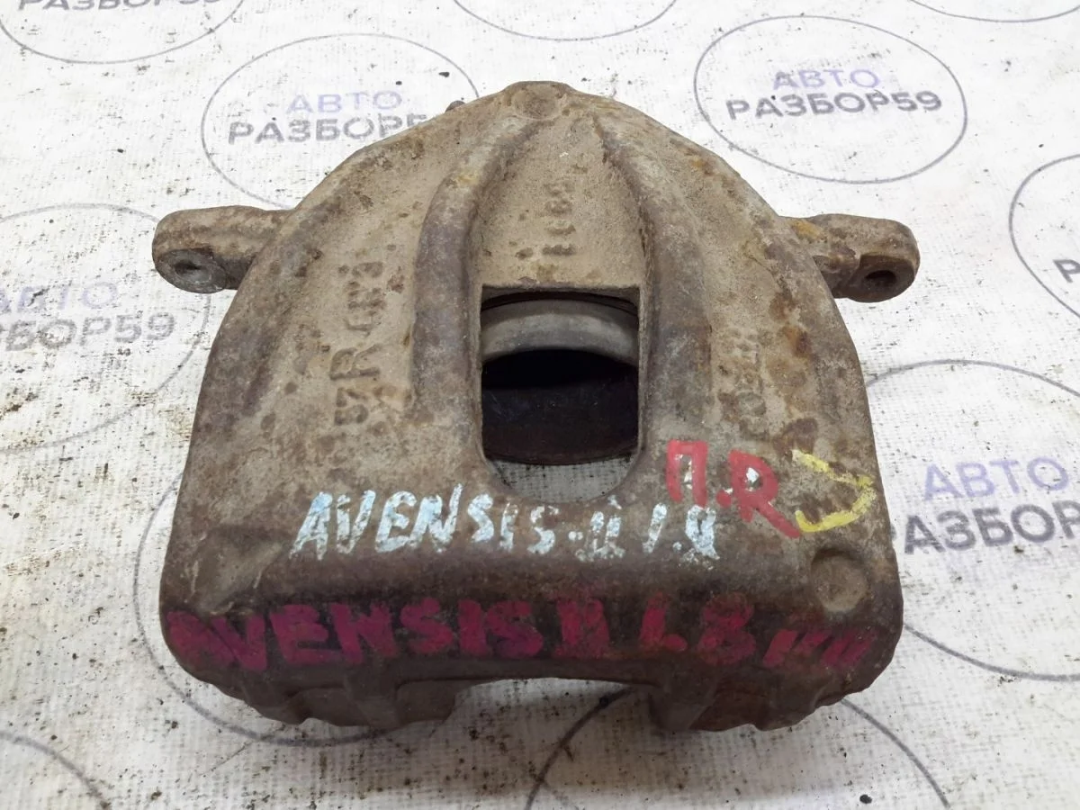 Суппорт передний правый Toyota Avensis T250 (2003—2006)