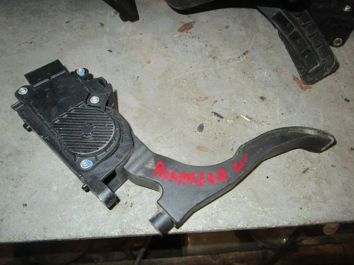 Педаль газа Skoda Roomster I (2006—2010)