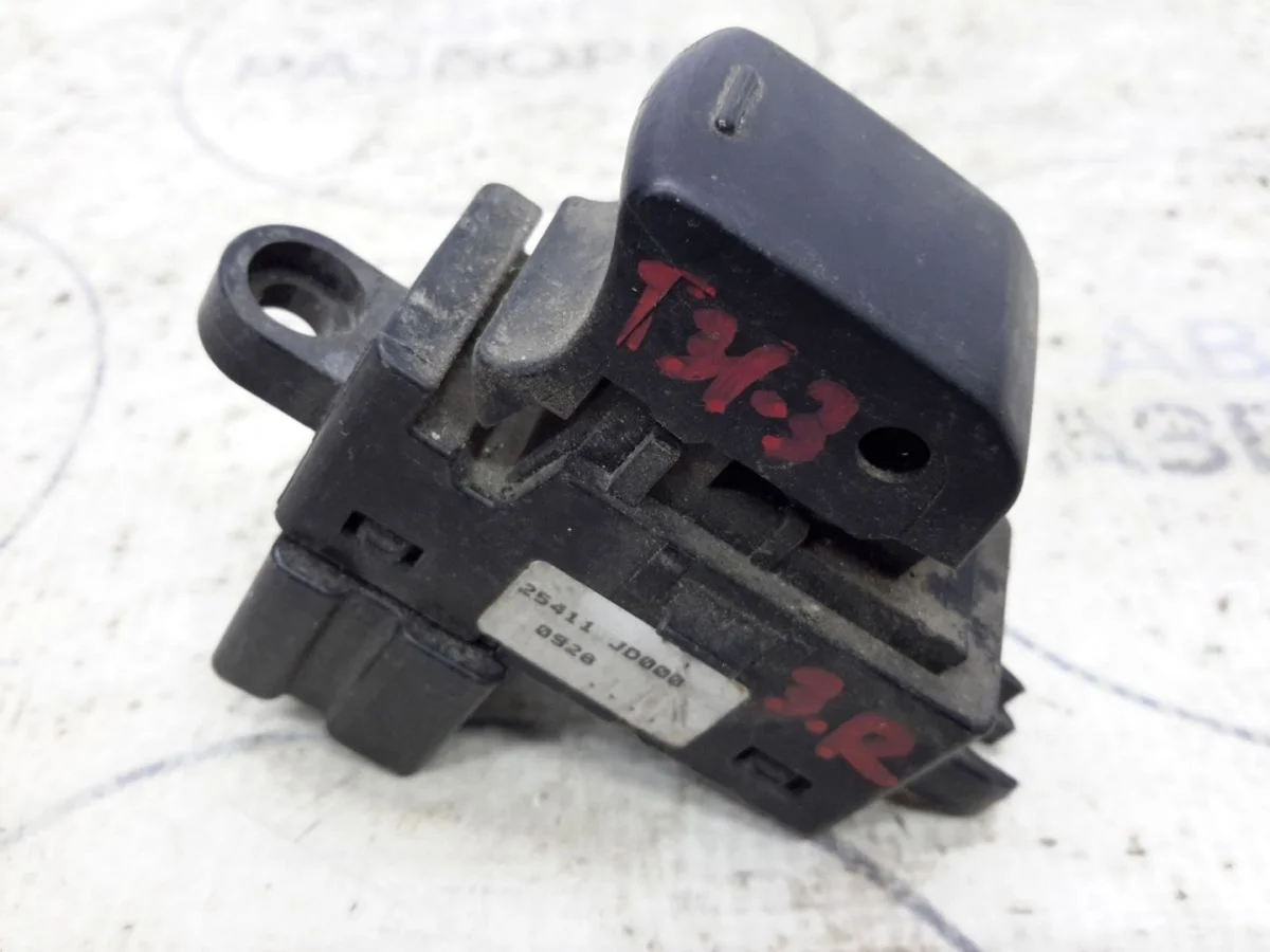 Кнопка стеклоподъемника Nissan X-Trail II (2007—2011)